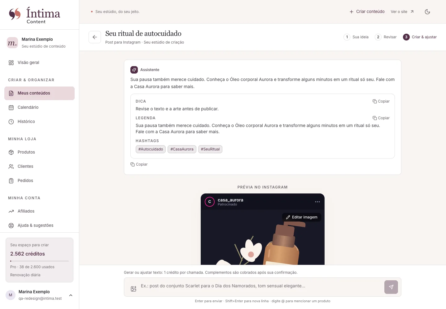 Conversa e revisão de conteúdo no estúdio Íntima Content, com dados fictícios